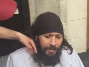Konyalı berberden İstiklal Caddesi'nde ücretsiz tıraş