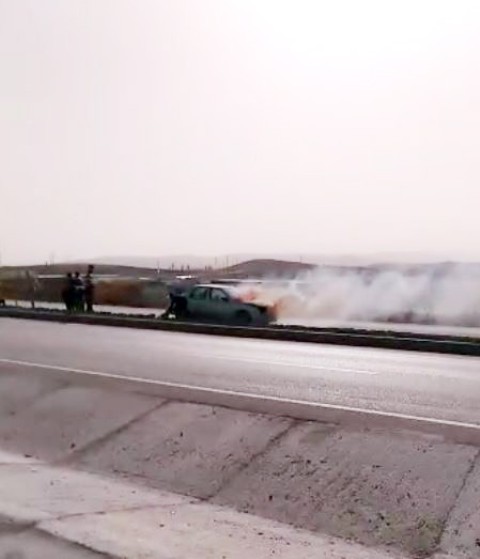 Seyir halindeki otomobil alev alev yandı