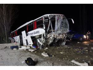 GÜNCELLEME - Yolcu otobüsü önce ağaçlara sonra istinat duvarına çarptı