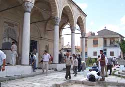 Seyyarlar cami önlerini işgal ediyor