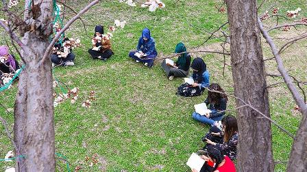 Doğada kitap okuyup teknoloji bağımlığına dikkati çekiyorlar