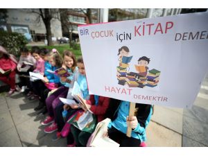 Kitap sevgisi sokağa taştı