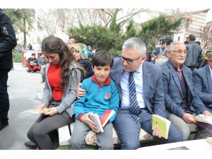 Açık havada kitap okudular