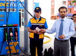 1liralık benzin almak istediler