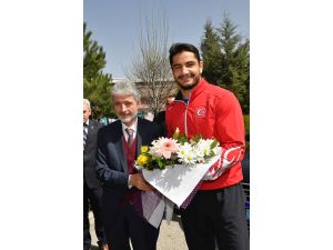 Başkan Tuna'dan milli güreşçilere ziyaret
