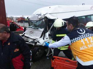 Minibüs, Kırmızı Işıkta Bekleyen Tır'a Çarptı: 13 Yaralı