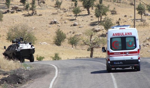 Diyarbakır'da askeri araca kalleş pusu!