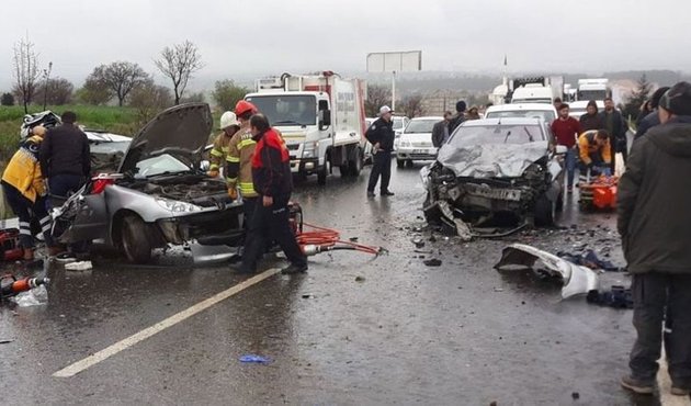 Zincirleme trafik faciası! Ölü ve yaralılar var...