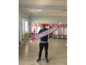 Robinho, Akşehirspor atkısıyla poz verdi