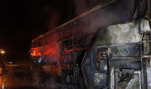 Yolcu otobüsü yandı: 20 göçmen yanarak can verdi...