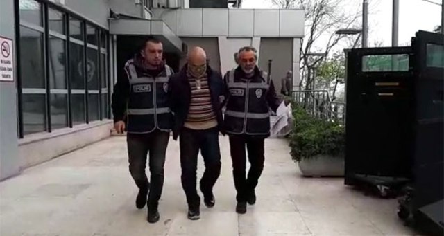 Ellerine çorap geçirmiş halde yakalandı