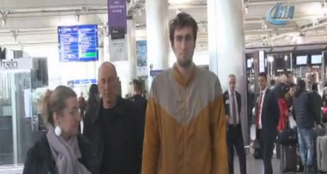 Aylardır havalimanında kalan basketbolcuya yardım talebi yağıyor