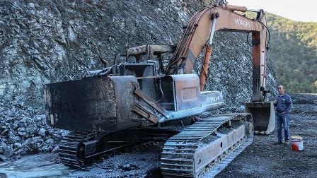 Teröristler taş ocağındaki iş makinesini yakıp araç çaldı