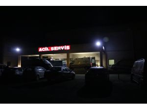 Kaçak göçmenleri taşıyan minibüsün direğe çarpma anı kamerada