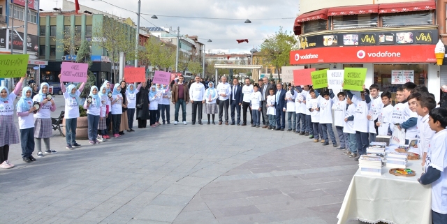 Kitap Kuşağı Projesi Kapsamında Vatandaşlara Kitap Dağıtımı Yapıldı