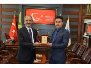 Kütüphaneden en fazla yararlananlara plaket verildi