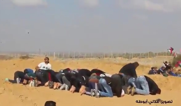 İşgalci İsrail askerleri Filistinli genci namaz kılarken vurdu/VİDEO...