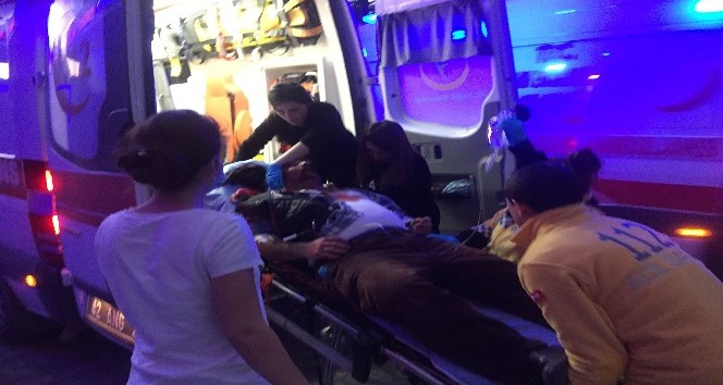 Amca ve babasını kürekle darp edip, bıçakla yaraladı