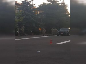 Darbeci generali selamlayarak teslim olmuşlar