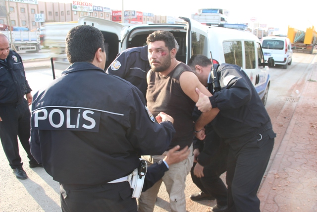 TIR’ı polisin üzerine sürdü gözaltına alındı