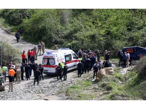 Trabzon'da polis aracının dereye devrilmesi