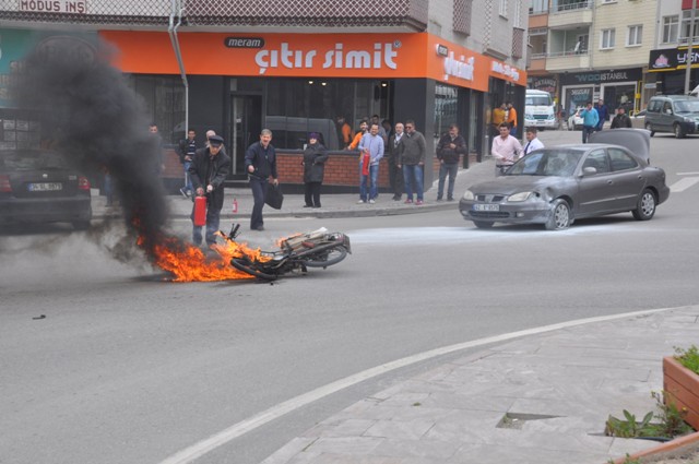 Otomobille çarpışan motosiklet alev alev yandı