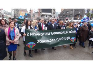 Otizme dikkati çekmek için yürüdüler