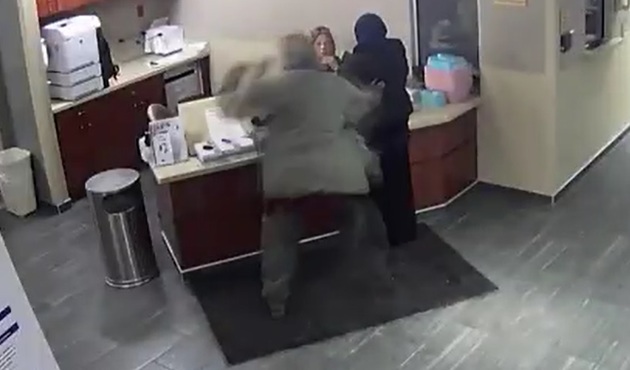 Başörtülü genç kıza hastanede vahşi saldırı! / VİDEO