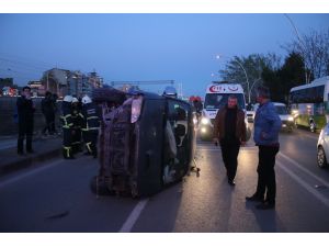 Kocaeli'de minibüs otomobile çarptı: 3 yaralı