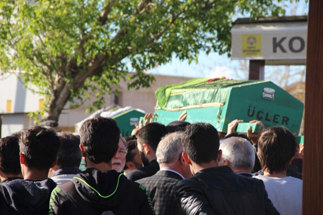 Kazada ölen aynı aileden 3 kişi son yolculuklarına uğurlandı