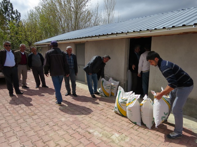 Yalıhüyük'te çiftçilere nohut tohumu dağıtıldı