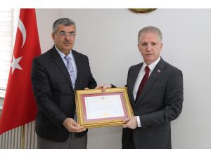 Vali Gül, encümen üyelerine teşekkür belgesi verdi