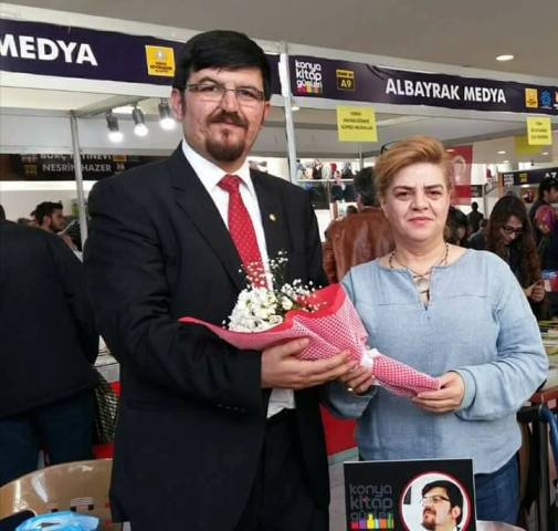 Yazar Şahin kitaplarını imzaladı