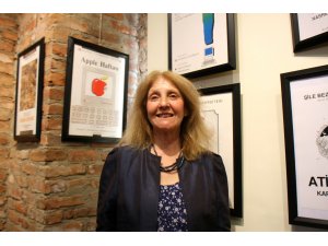 Eşinin tasarladığı afişleri sergiledi