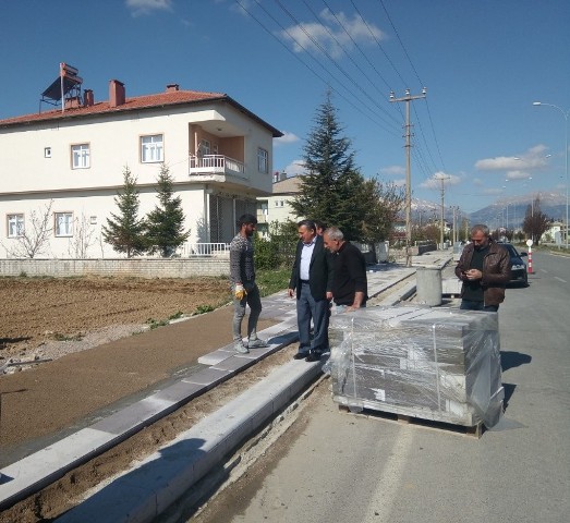 Tutal, Kaldırım ve Refüj Çalışmalarını İnceledi