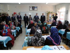 Vali Gül'den okuma yazma kurslarına ziyaret