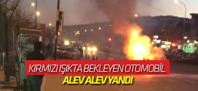 Kırmızı Işıkta Bekleyen Otomobil Alev Alev Yandı