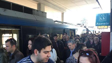 Elektrik arızası İZBAN'da seferleri durdurdu