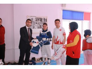 Kaymakam Girgin'den başarılı tekvandoculara destek