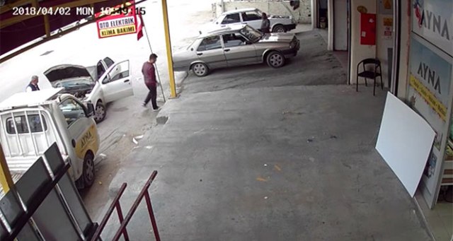 Şapkayı attı araba gitti