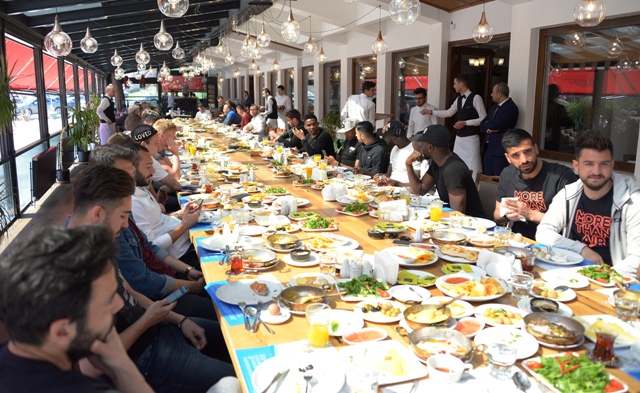Ali Turan arkadaşlarını kahvaltıda ağırladı