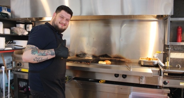 Eşi aşerince yaptığı katkısız hamburgerler sınırları aştı