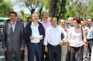 Gözaltına alınmalarını  protesto ettiler