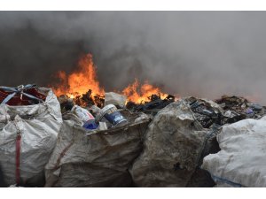 Bodrum çöplüğünde yangın