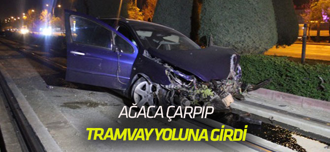 Otomobil ağaca çarpıp tramvay yoluna girdi: 2 yaralı