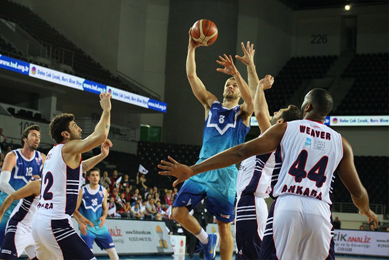 Dev adamlar son baskette mağlup