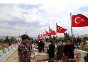 Sivas protokolü polis şehitliğini ziyaret etti