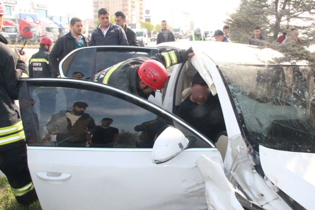 Polis uyandırınca direğe çarptı