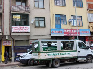 Boğazından vurulmuş olarak bulundu!