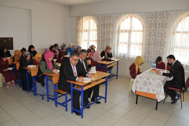 Akşehir’de aileler çocuklarıyla birlikte kitap okudu